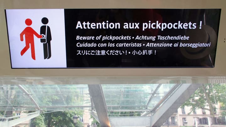 'Beware of pickpockets' warning sign in Paris